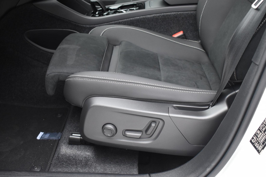 Volvo XC40 B4 211PK Automaat Plus Dark / Navigatie / Adaptive Cruise / Harman Kardon / Stuur- & Stoelverwarming / Elektrische achterklep / Achteruitrijcamera / Elektrische stoelverst. met geheugen / Extra getint glas / Microtech/Nubuck