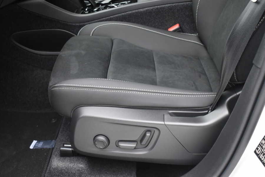Volvo XC40 B4 211PK Automaat Plus Dark / Navigatie / Adaptive Cruise / Harman Kardon / Stuur- & Stoelverwarming / Elektrische achterklep / Achteruitrijcamera / Elektrische stoelverst. met geheugen / Extra getint glas / Microtech/Nubuck