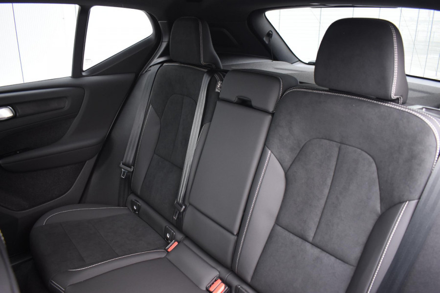 Volvo XC40 B4 211PK Automaat Plus Dark / Navigatie / Adaptive Cruise / Harman Kardon / Stuur- & Stoelverwarming / Elektrische achterklep / Achteruitrijcamera / Elektrische stoelverst. met geheugen / Extra getint glas / Microtech/Nubuck