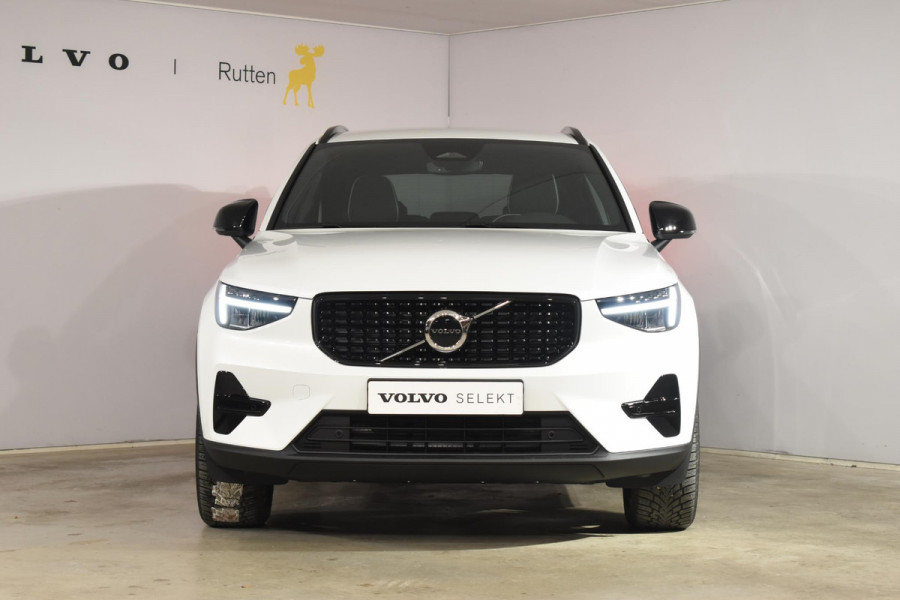 Volvo XC40 B4 211PK Automaat Plus Dark / Navigatie / Adaptive Cruise / Harman Kardon / Stuur- & Stoelverwarming / Elektrische achterklep / Achteruitrijcamera / Elektrische stoelverst. met geheugen / Extra getint glas / Microtech/Nubuck