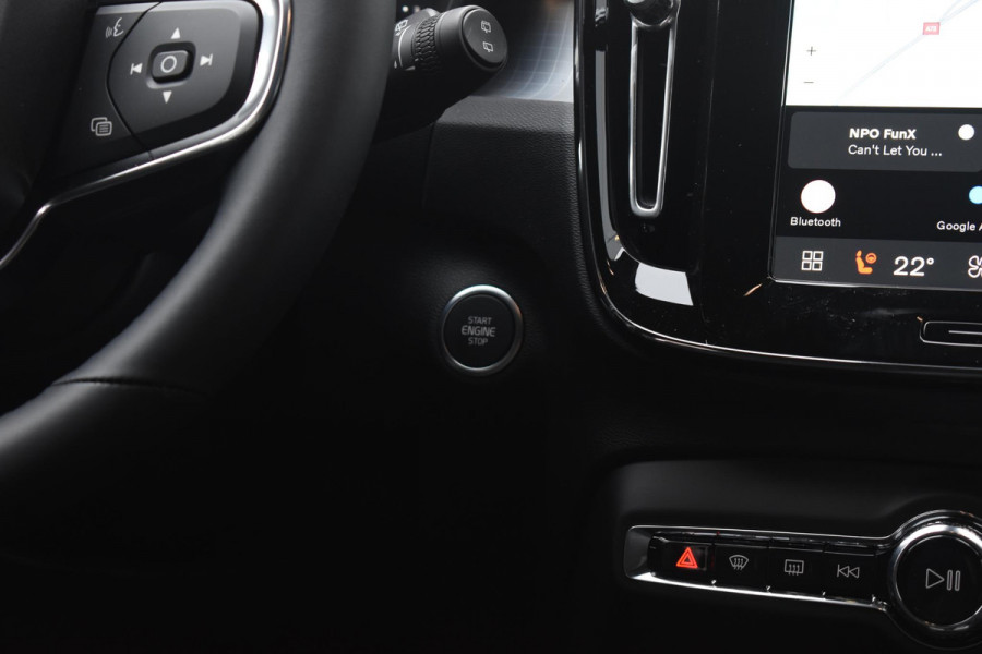 Volvo XC40 B4 211PK Automaat Plus Dark / Navigatie / Adaptive Cruise / Harman Kardon / Stuur- & Stoelverwarming / Elektrische achterklep / Achteruitrijcamera / Elektrische stoelverst. met geheugen / Extra getint glas / Microtech/Nubuck