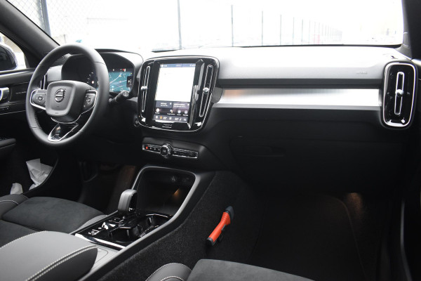 Volvo XC40 B4 211PK Automaat Plus Dark / Navigatie / Adaptive Cruise / Harman Kardon / Stuur- & Stoelverwarming / Elektrische achterklep / Achteruitrijcamera / Elektrische stoelverst. met geheugen / Extra getint glas / Microtech/Nubuck
