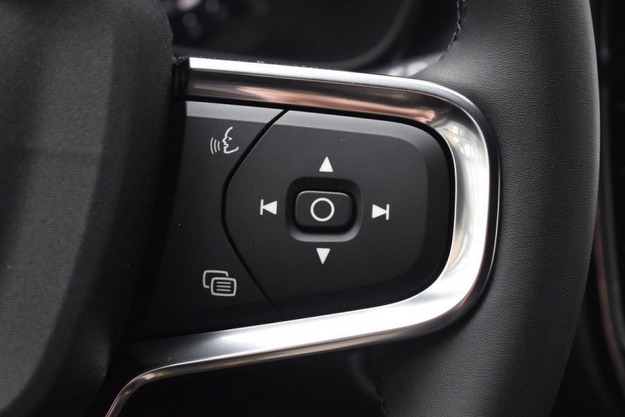 Volvo XC40 B4 211PK Automaat Plus Dark / Navigatie / Adaptive Cruise / Harman Kardon / Stuur- & Stoelverwarming / Elektrische achterklep / Achteruitrijcamera / Elektrische stoelverst. met geheugen / Extra getint glas / Microtech/Nubuck