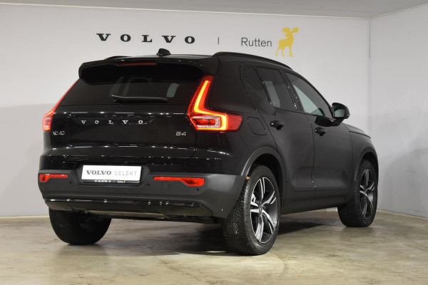 Volvo XC40 B4 211PK Automaat Plus Dark / Navigatie / Adaptive Cruise / Harman Kardon / Stuur- & Stoelverwarming / Elektrische achterklep / Achteruitrijcamera / Elektrische stoelverst. met geheugen / Extra getint glas / Microtech/Nubuck