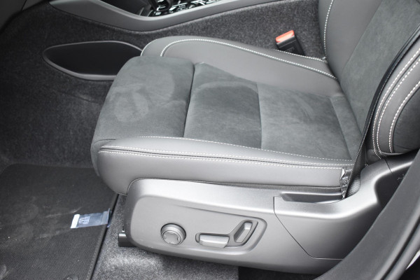 Volvo XC40 B4 211PK Automaat Plus Dark / Navigatie / Adaptive Cruise / Harman Kardon / Stuur- & Stoelverwarming / Elektrische achterklep / Achteruitrijcamera / Elektrische stoelverst. met geheugen / Extra getint glas / Microtech/Nubuck