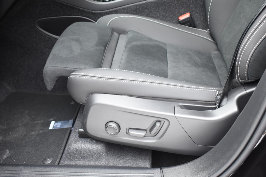 Volvo XC40 B4 211PK Automaat Plus Dark / Navigatie / Adaptive Cruise / Harman Kardon / Stuur- & Stoelverwarming / Elektrische achterklep / Achteruitrijcamera / Elektrische stoelverst. met geheugen / Extra getint glas / Microtech/Nubuck