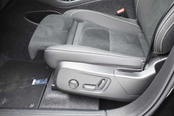 Volvo XC40 B4 211PK Automaat Plus Dark / Navigatie / Adaptive Cruise / Harman Kardon / Stuur- & Stoelverwarming / Elektrische achterklep / Achteruitrijcamera / Elektrische stoelverst. met geheugen / Extra getint glas / Microtech/Nubuck