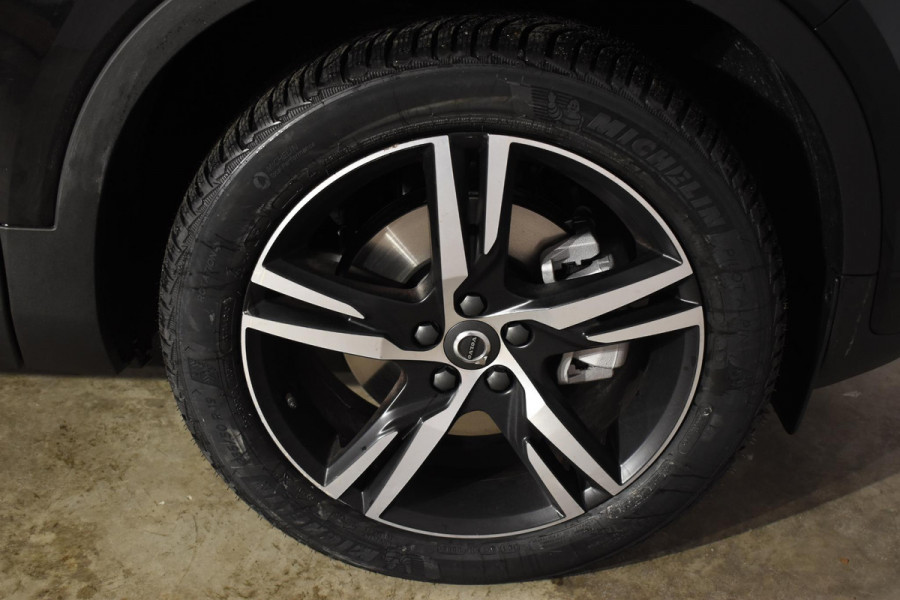 Volvo XC40 B4 211PK Automaat Plus Dark / Navigatie / Adaptive Cruise / Harman Kardon / Stuur- & Stoelverwarming / Elektrische achterklep / Achteruitrijcamera / Elektrische stoelverst. met geheugen / Extra getint glas / Microtech/Nubuck