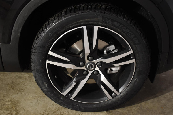 Volvo XC40 B4 211PK Automaat Plus Dark / Navigatie / Adaptive Cruise / Harman Kardon / Stuur- & Stoelverwarming / Elektrische achterklep / Achteruitrijcamera / Elektrische stoelverst. met geheugen / Extra getint glas / Microtech/Nubuck