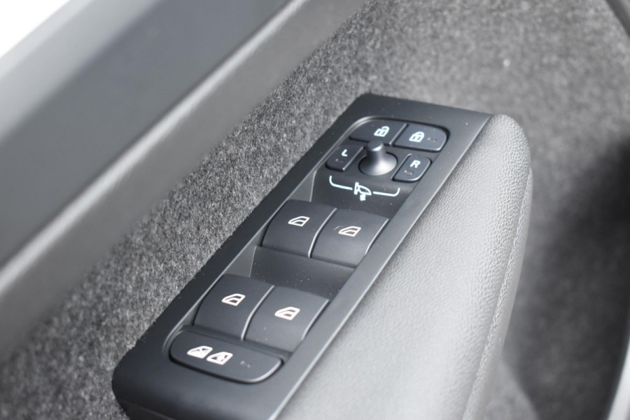 Volvo XC40 B4 211PK Automaat Plus Dark / Navigatie / Adaptive Cruise / Harman Kardon / Stuur- & Stoelverwarming / Elektrische achterklep / Achteruitrijcamera / Elektrische stoelverst. met geheugen / Extra getint glas / Microtech/Nubuck