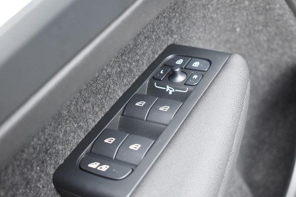 Volvo XC40 B4 211PK Automaat Plus Dark / Navigatie / Adaptive Cruise / Harman Kardon / Stuur- & Stoelverwarming / Elektrische achterklep / Achteruitrijcamera / Elektrische stoelverst. met geheugen / Extra getint glas / Microtech/Nubuck
