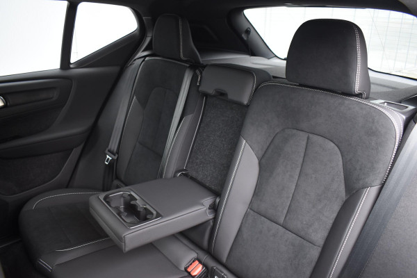 Volvo XC40 B4 211PK Automaat Plus Dark / Navigatie / Adaptive Cruise / Harman Kardon / Stuur- & Stoelverwarming / Elektrische achterklep / Achteruitrijcamera / Elektrische stoelverst. met geheugen / Extra getint glas / Microtech/Nubuck