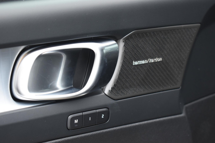 Volvo XC40 B4 211PK Automaat Plus Dark / Navigatie / Adaptive Cruise / Harman Kardon / Stuur- & Stoelverwarming / Elektrische achterklep / Achteruitrijcamera / Elektrische stoelverst. met geheugen / Extra getint glas / Microtech/Nubuck