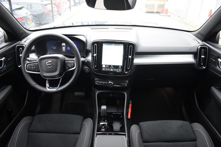 Volvo XC40 B4 211PK Automaat Plus Dark / Navigatie / Adaptive Cruise / Harman Kardon / Stuur- & Stoelverwarming / Elektrische achterklep / Achteruitrijcamera / Elektrische stoelverst. met geheugen / Extra getint glas / Microtech/Nubuck