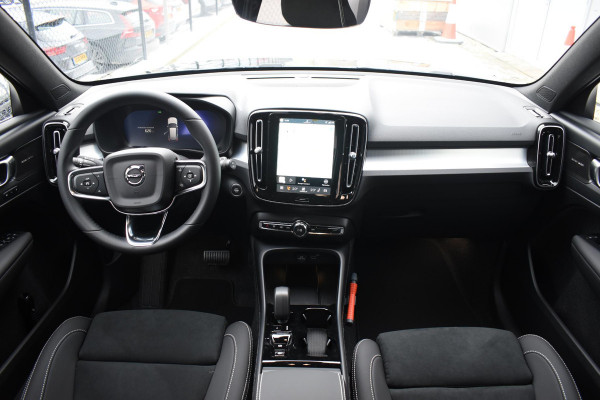 Volvo XC40 B4 211PK Automaat Plus Dark / Navigatie / Adaptive Cruise / Harman Kardon / Stuur- & Stoelverwarming / Elektrische achterklep / Achteruitrijcamera / Elektrische stoelverst. met geheugen / Extra getint glas / Microtech/Nubuck