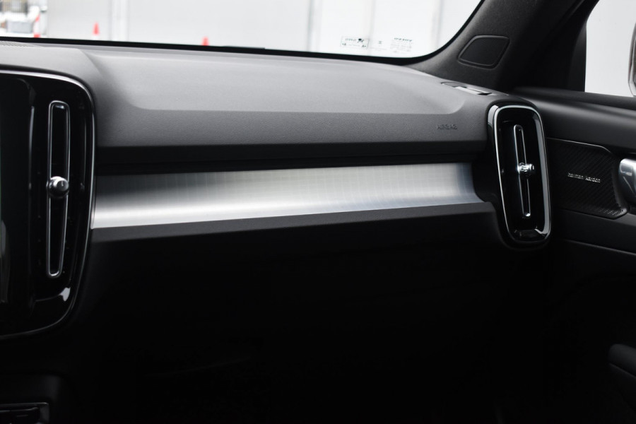 Volvo XC40 B4 211PK Automaat Plus Dark / Navigatie / Adaptive Cruise / Harman Kardon / Stuur- & Stoelverwarming / Elektrische achterklep / Achteruitrijcamera / Elektrische stoelverst. met geheugen / Extra getint glas / Microtech/Nubuck
