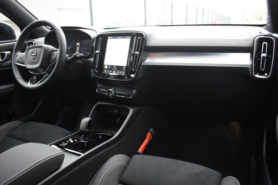 Volvo XC40 B4 211PK Automaat Plus Dark / Navigatie / Adaptive Cruise / Harman Kardon / Stuur- & Stoelverwarming / Elektrische achterklep / Achteruitrijcamera / Elektrische stoelverst. met geheugen / Extra getint glas / Microtech/Nubuck