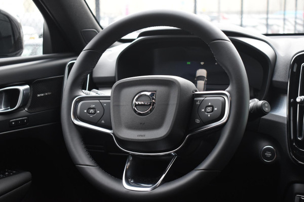 Volvo XC40 B4 211PK Automaat Plus Dark / Navigatie / Adaptive Cruise / Harman Kardon / Stuur- & Stoelverwarming / Elektrische achterklep / Achteruitrijcamera / Elektrische stoelverst. met geheugen / Extra getint glas / Microtech/Nubuck