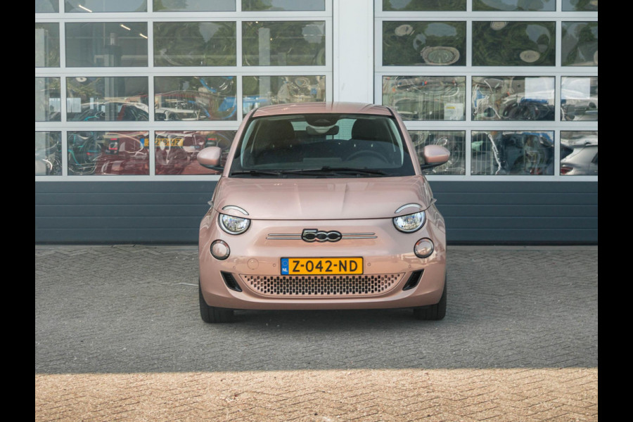 Fiat 500E 42 kWh | 17% Bijtelling | Clima | Cruise | Pack Winter | BSM | 16" | LED | Apple Carplay