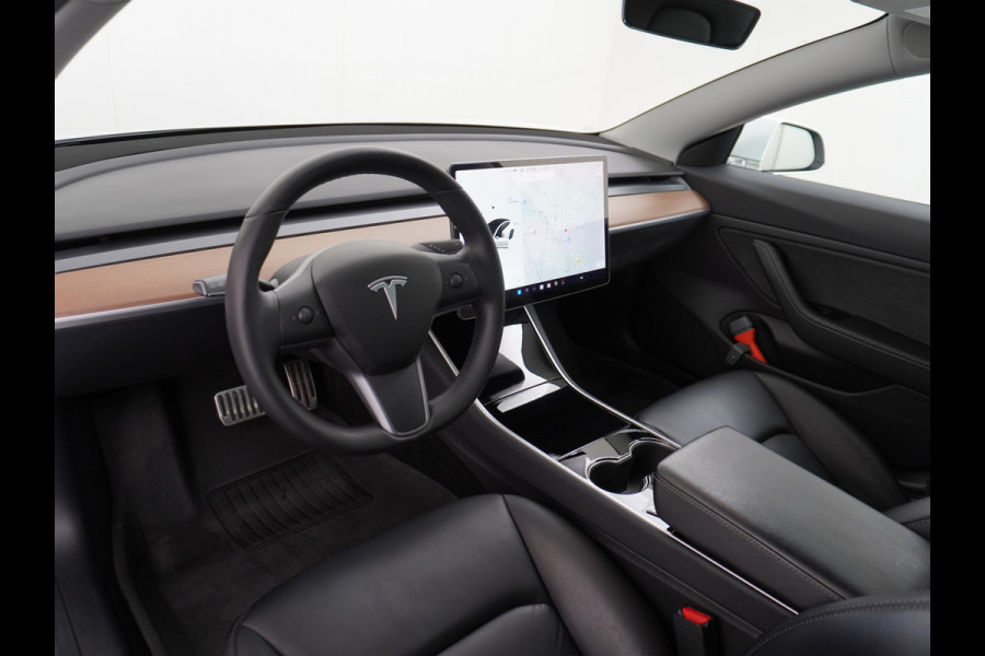 Tesla Model 3 SR+ 60kWh 326PK Trekhaak AutoPilot Premium-Luidsprekers Leer PanoramaDak Adaptive Cruise Lmv 18" Camera's Elektr.-Stuur+Stoelen+ SOH 85% Ecc Navi Led DAB Voorverwarmen interieur via App Keyless One-Pedal-Drive Origineel Nederlandse Auto 1.584KG Trekgewicht 1.000kg.