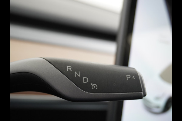 Tesla Model 3 SR+ 60kWh 326PK Trekhaak AutoPilot Premium-Luidsprekers Leer PanoramaDak Adaptive Cruise Lmv 18" Camera's Elektr.-Stuur+Stoelen+ SOH 85% Ecc Navi Led DAB Voorverwarmen interieur via App Keyless One-Pedal-Drive Origineel Nederlandse Auto 1.584KG Trekgewicht 1.000kg.