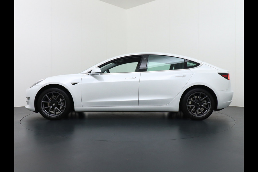Tesla Model 3 SR+ 60kWh 326PK Trekhaak AutoPilot Premium-Luidsprekers Leer PanoramaDak Adaptive Cruise Lmv 18" Camera's Elektr.-Stuur+Stoelen+ SOH 85% Ecc Navi Led DAB Voorverwarmen interieur via App Keyless One-Pedal-Drive Origineel Nederlandse Auto 1.584KG Trekgewicht 1.000kg.