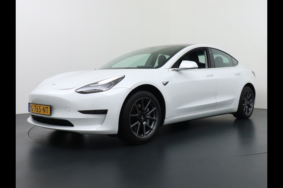 Tesla Model 3 SR+ 60kWh 326PK Trekhaak AutoPilot Premium-Luidsprekers Leer PanoramaDak Adaptive Cruise Lmv 18" Camera's Elektr.-Stuur+Stoelen+ SOH 85% Ecc Navi Led DAB Voorverwarmen interieur via App Keyless One-Pedal-Drive Origineel Nederlandse Auto 1.584KG Trekgewicht 1.000kg.