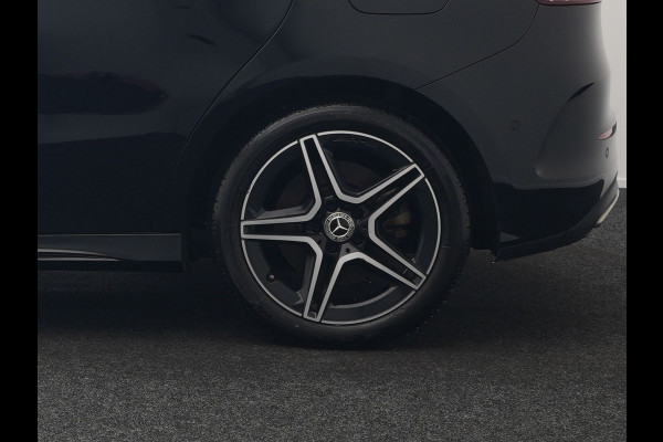 Mercedes-Benz B-Klasse 250 e Business Solution AMG Limited Plug In Hybrid 218pk Dealer O.H. PHEV | Trekhaak Af Fabriek | Panodak | Adaptive Cruise | 360 Camera | Alcantara Sportstoelen Verwarmd | Widescreen Navi | Apple Carplay | Sfeerverlichting | Blis | Virtual | DAB |