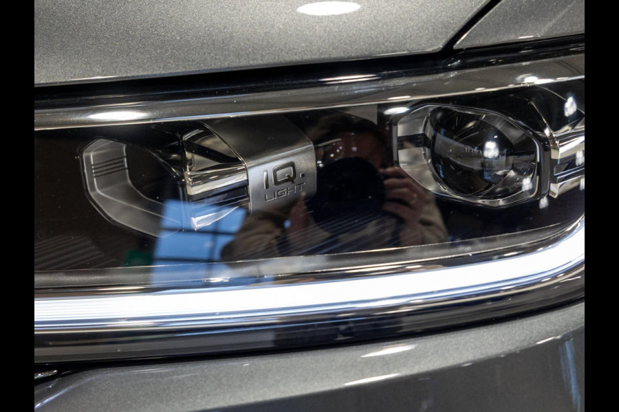 Volkswagen T-Roc 1.5 TSI R-Line Edition / 150pk / Stoel en stuur verwarming / Achteruitrij camera / Keyless /