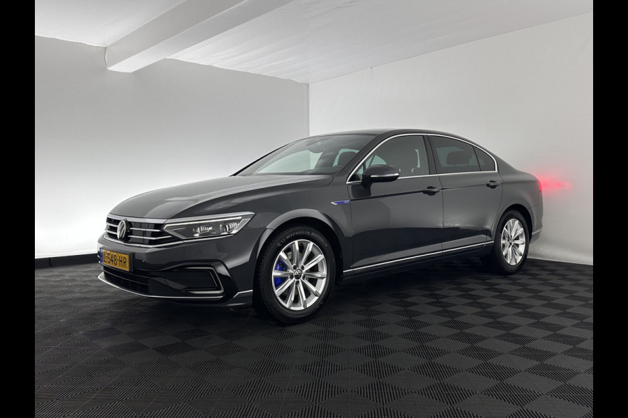 Volkswagen Passat 1.4 TSI GTE Business (Plug-In) (INCL-BTW) Aut. *FULL-LED | DIGI-COCKPIT | ADAPTIVE-CRUISE | NAVI-FULLMAP | KEYLESS | DAB+ | COMFORT-SEATS | SHIFTPADDLES | PRIVACY-GLASS | PDC | CAMERA | CARPLAY | 17''ALU*