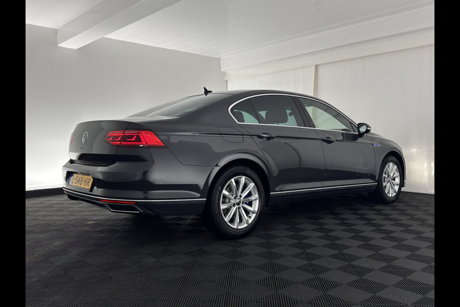 Volkswagen Passat 1.4 TSI GTE Business (Plug-In) (INCL-BTW) Aut. *FULL-LED | DIGI-COCKPIT | ADAPTIVE-CRUISE | NAVI-FULLMAP | KEYLESS | DAB+ | COMFORT-SEATS | SHIFTPADDLES | PRIVACY-GLASS | PDC | CAMERA | CARPLAY | 17''ALU*