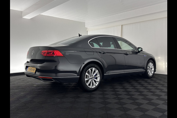 Volkswagen Passat 1.4 TSI GTE Business (Plug-In) (INCL-BTW) Aut. *FULL-LED | DIGI-COCKPIT | ADAPTIVE-CRUISE | NAVI-FULLMAP | KEYLESS | DAB+ | COMFORT-SEATS | SHIFTPADDLES | PRIVACY-GLASS | PDC | CAMERA | CARPLAY | 17''ALU*