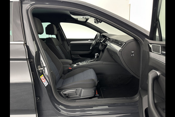 Volkswagen Passat 1.4 TSI GTE Business (Plug-In) (INCL-BTW) Aut. *FULL-LED | DIGI-COCKPIT | ADAPTIVE-CRUISE | NAVI-FULLMAP | KEYLESS | DAB+ | COMFORT-SEATS | SHIFTPADDLES | PRIVACY-GLASS | PDC | CAMERA | CARPLAY | 17''ALU*
