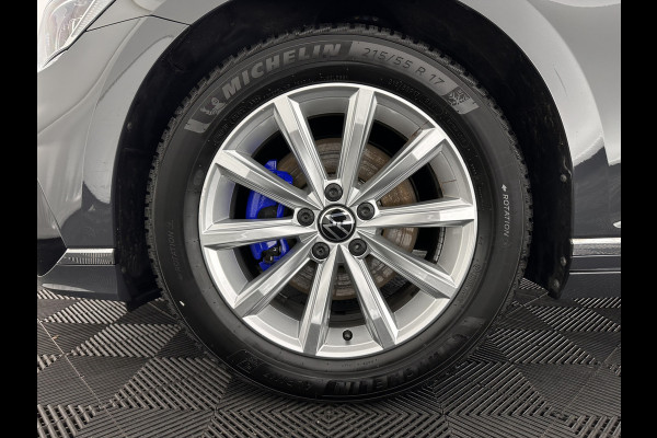 Volkswagen Passat 1.4 TSI GTE Business (Plug-In) (INCL-BTW) Aut. *FULL-LED | DIGI-COCKPIT | ADAPTIVE-CRUISE | NAVI-FULLMAP | KEYLESS | DAB+ | COMFORT-SEATS | SHIFTPADDLES | PRIVACY-GLASS | PDC | CAMERA | CARPLAY | 17''ALU*