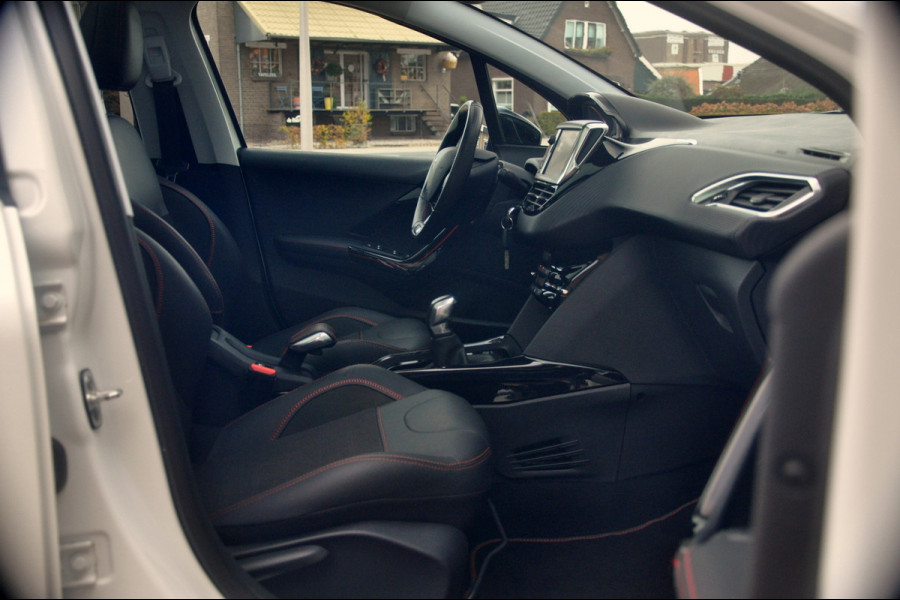 Peugeot 2008 1.2 PureTech GT-line | Panoramadak | Trekhaak | All Season Banden