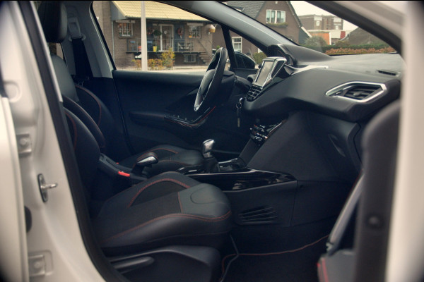 Peugeot 2008 1.2 PureTech GT-line | Panoramadak | Trekhaak | All Season Banden