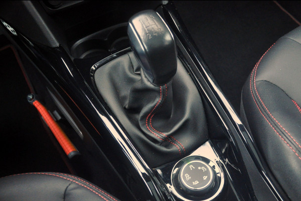 Peugeot 2008 1.2 PureTech GT-line | Panoramadak | Trekhaak | All Season Banden