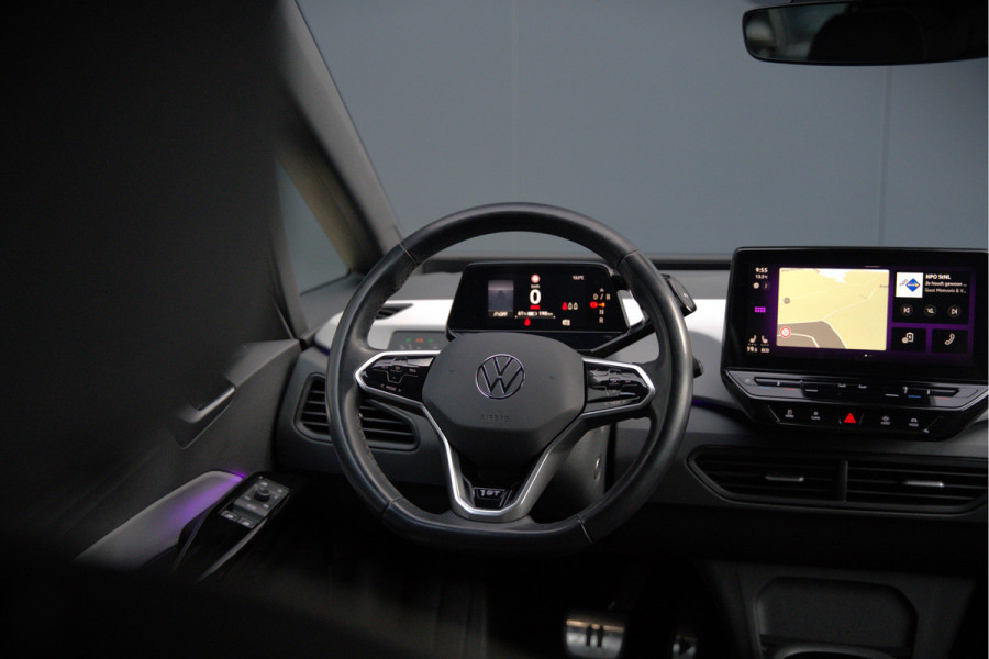 Volkswagen ID.3 First Plus 58 kWh | Stoelverwarming | Stuurverwarming | Camera | Adaptive Cruise Control | Navigatie | Keyless | Parkeersensoren | LED | Apple Carplay | BTW | NAP |