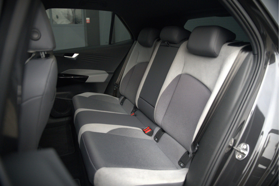 Volkswagen ID.3 First Plus 58 kWh | Stoelverwarming | Stuurverwarming | Camera | Adaptive Cruise Control | Navigatie | Keyless | Parkeersensoren | LED | Apple Carplay | BTW | NAP |