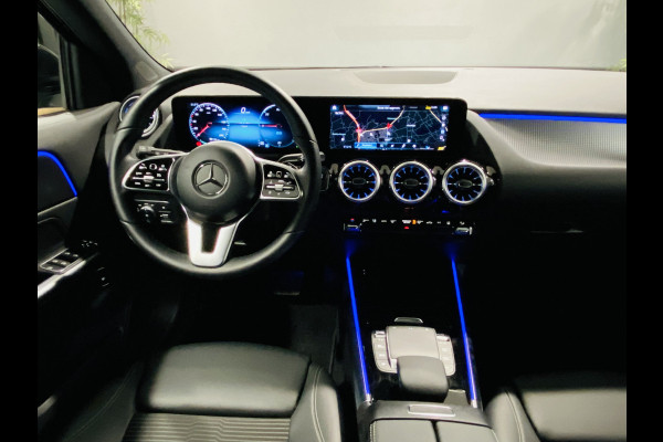 Mercedes-Benz EQA 250 // 18" Velgen // Privacy Glass // Easy pack achterklep // Dodehoekassistent // Sfeerverlichting // Apple Play // Android Aut