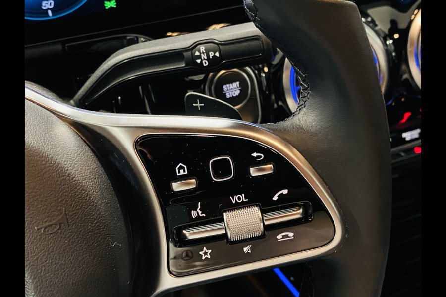 Mercedes-Benz EQA 250 // 18" Velgen // Privacy Glass // Easy pack achterklep // Dodehoekassistent // Sfeerverlichting // Apple Play // Android Aut