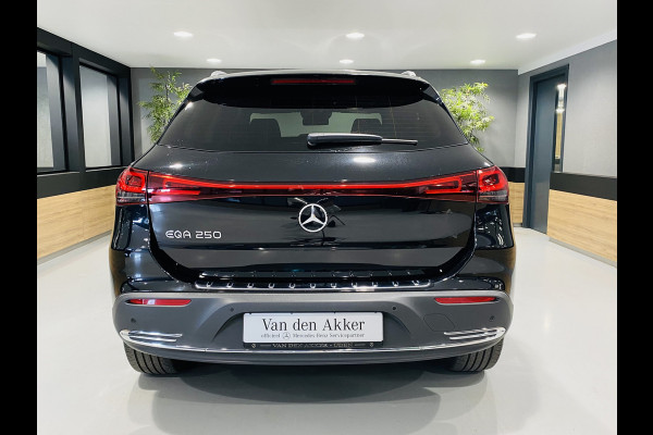 Mercedes-Benz EQA 250 // 18" Velgen // Privacy Glass // Easy pack achterklep // Dodehoekassistent // Sfeerverlichting // Apple Play // Android Aut