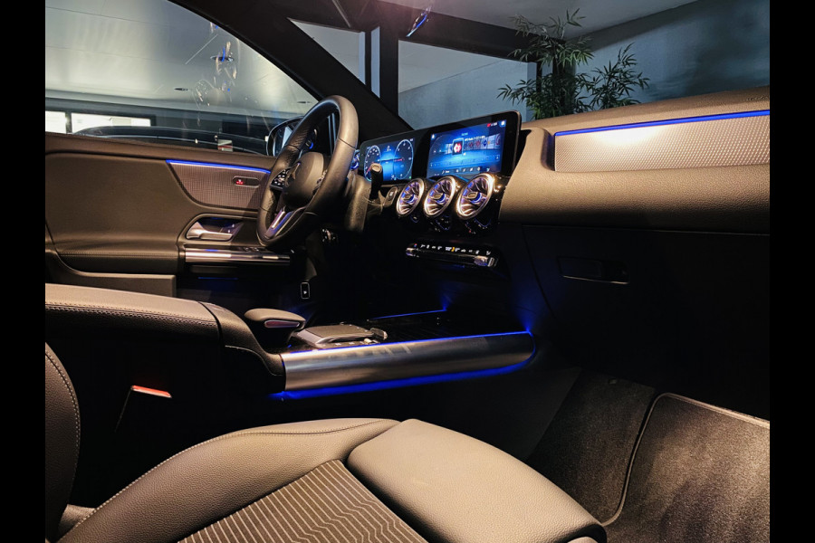 Mercedes-Benz EQA 250 // 18" Velgen // Privacy Glass // Easy pack achterklep // Dodehoekassistent // Sfeerverlichting // Apple Play // Android Aut