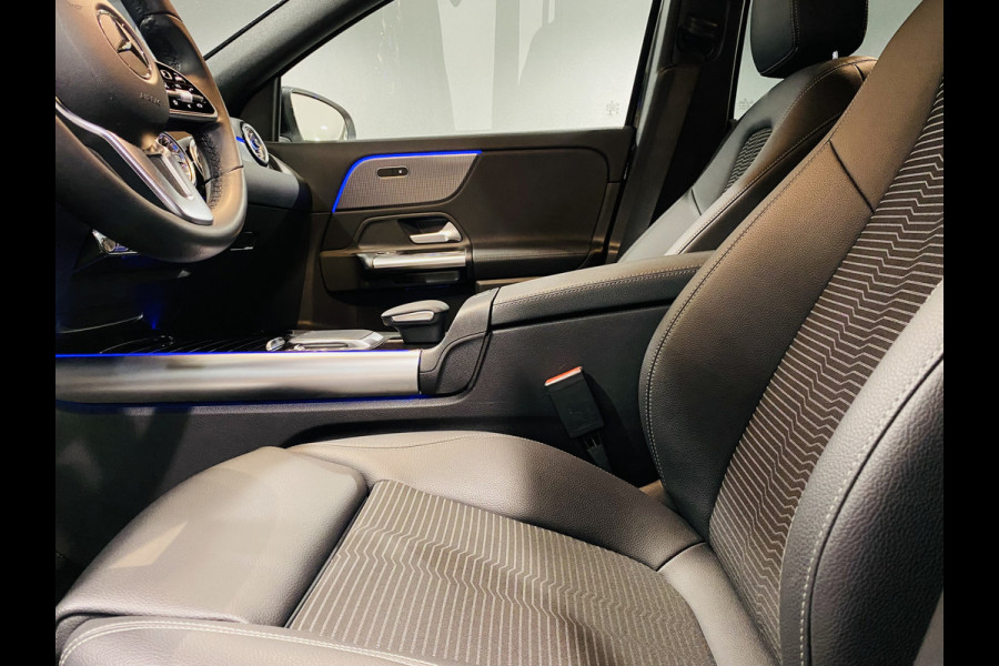 Mercedes-Benz EQA 250 // 18" Velgen // Privacy Glass // Easy pack achterklep // Dodehoekassistent // Sfeerverlichting // Apple Play // Android Aut