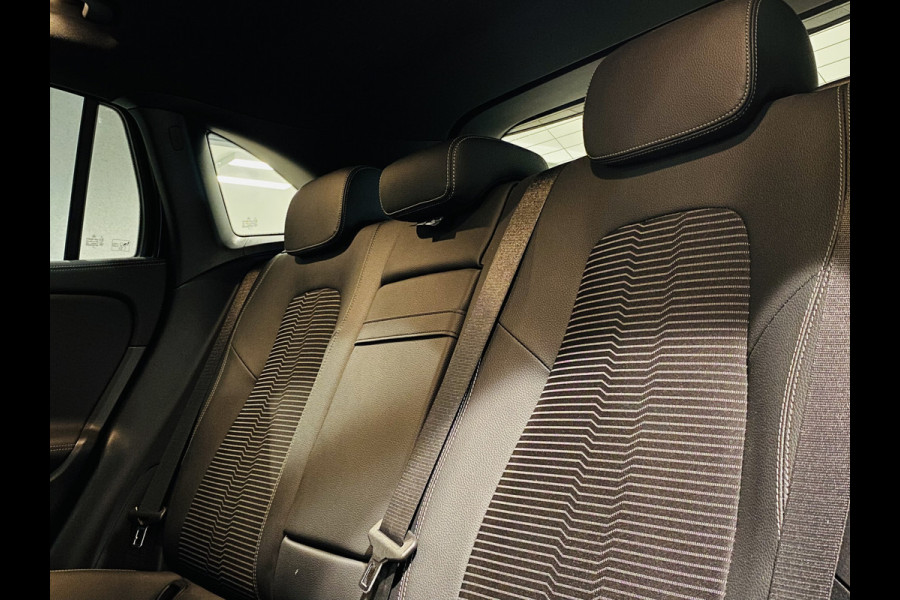 Mercedes-Benz EQA 250 // 18" Velgen // Privacy Glass // Easy pack achterklep // Dodehoekassistent // Sfeerverlichting // Apple Play // Android Aut
