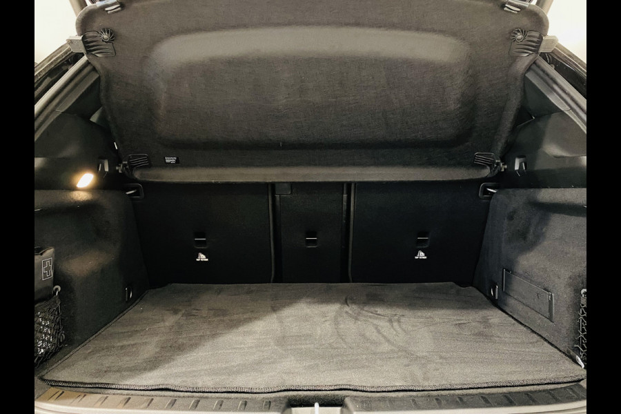Mercedes-Benz EQA 250 // 18" Velgen // Privacy Glass // Easy pack achterklep // Dodehoekassistent // Sfeerverlichting // Apple Play // Android Aut
