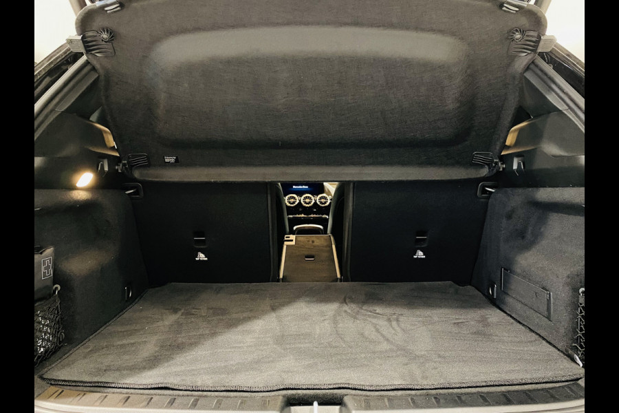 Mercedes-Benz EQA 250 // 18" Velgen // Privacy Glass // Easy pack achterklep // Dodehoekassistent // Sfeerverlichting // Apple Play // Android Aut