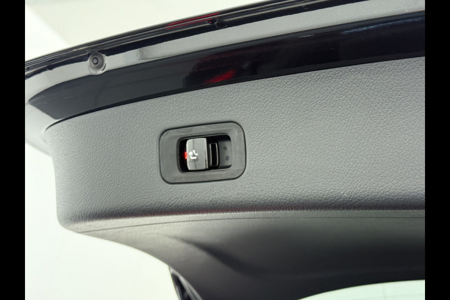 Mercedes-Benz GLC 400e 4Matic AMG // Trekhaak // Luchtvering // Meesturende Achteras // Panoramadak // Nightpakket // 360 Camera // Digital Light