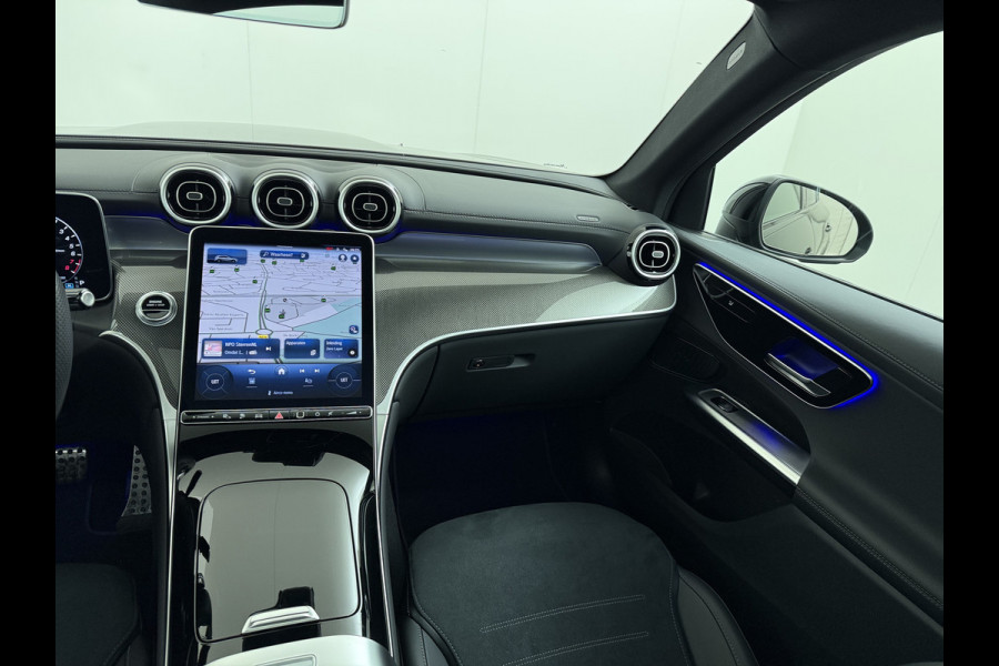 Mercedes-Benz GLC 400e 4Matic AMG // Trekhaak // Luchtvering // Meesturende Achteras // Panoramadak // Nightpakket // 360 Camera // Digital Light