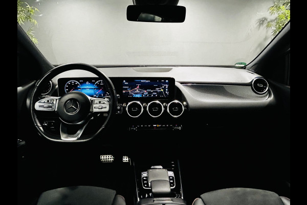Mercedes-Benz B-Klasse 180 AMG // Trekhaak // Camera // Elek. Achterklep // Carplay // LED Koplampen // Navigatie
